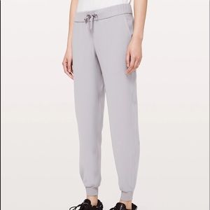 On the fly joggers *woven